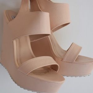 Steve madden cream wedges size 9.